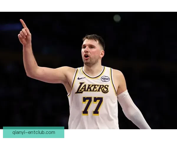 范德比尔特调侃东契奇穿衣走秀 逼穿自家球衣戴金链展现时尚感